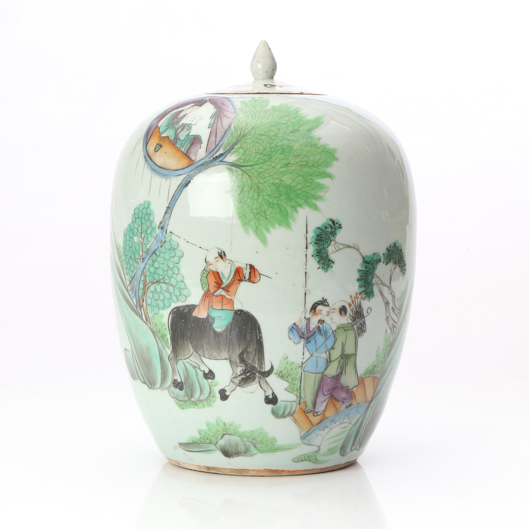 LOCKURNA. Porslin med polykrom dekor av figurer samt kalligrafi. Kina, 18/1900-tal.