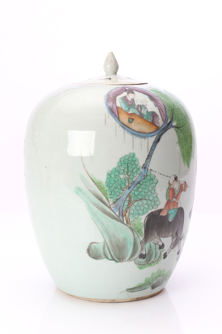 LOCKURNA. Porslin med polykrom dekor av figurer samt kalligrafi. Kina, 18/1900-tal.