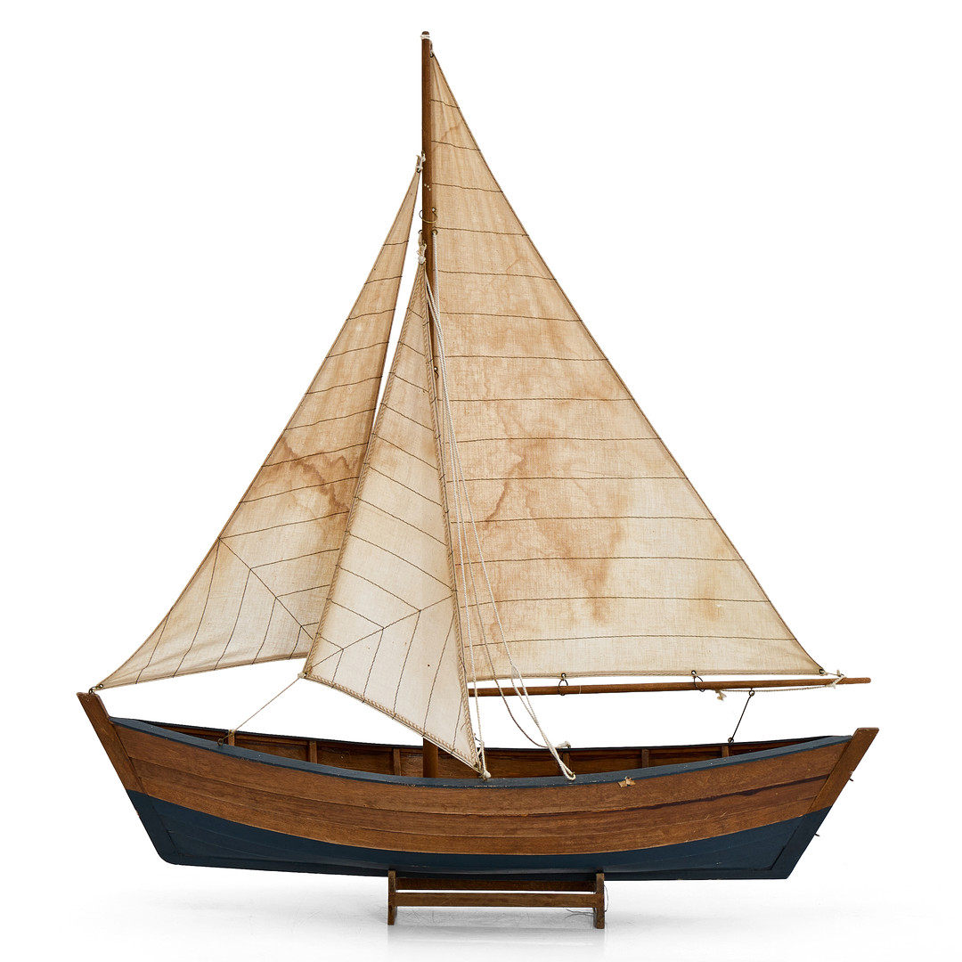 BÅTMODELL, 1900-tal, enmastad fiskebåt med hissat segel.