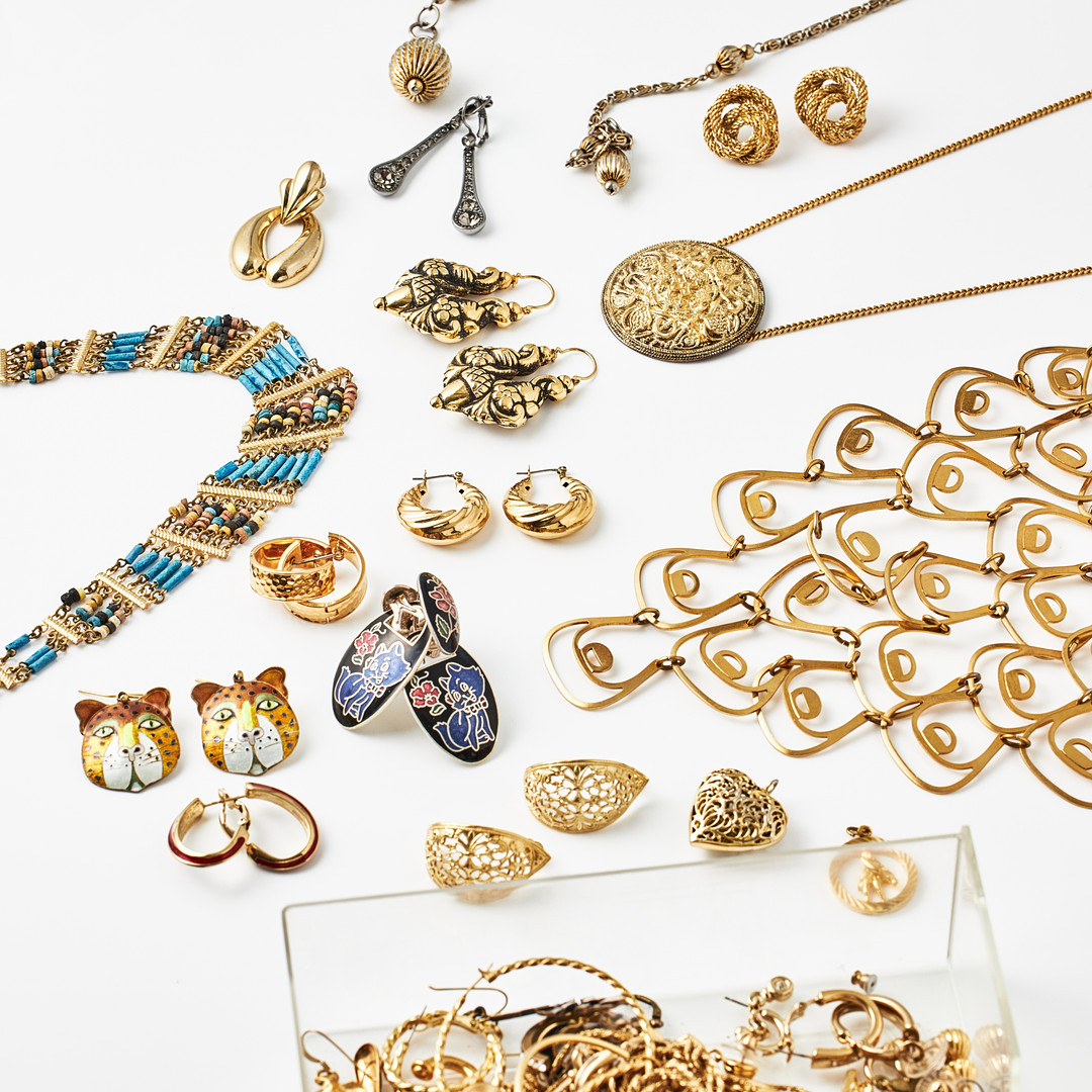 BIJOUTERIER, halsband, örhängen, hängen, mm, oädel gulmetall, fåtal i silver, några smycken Monet.