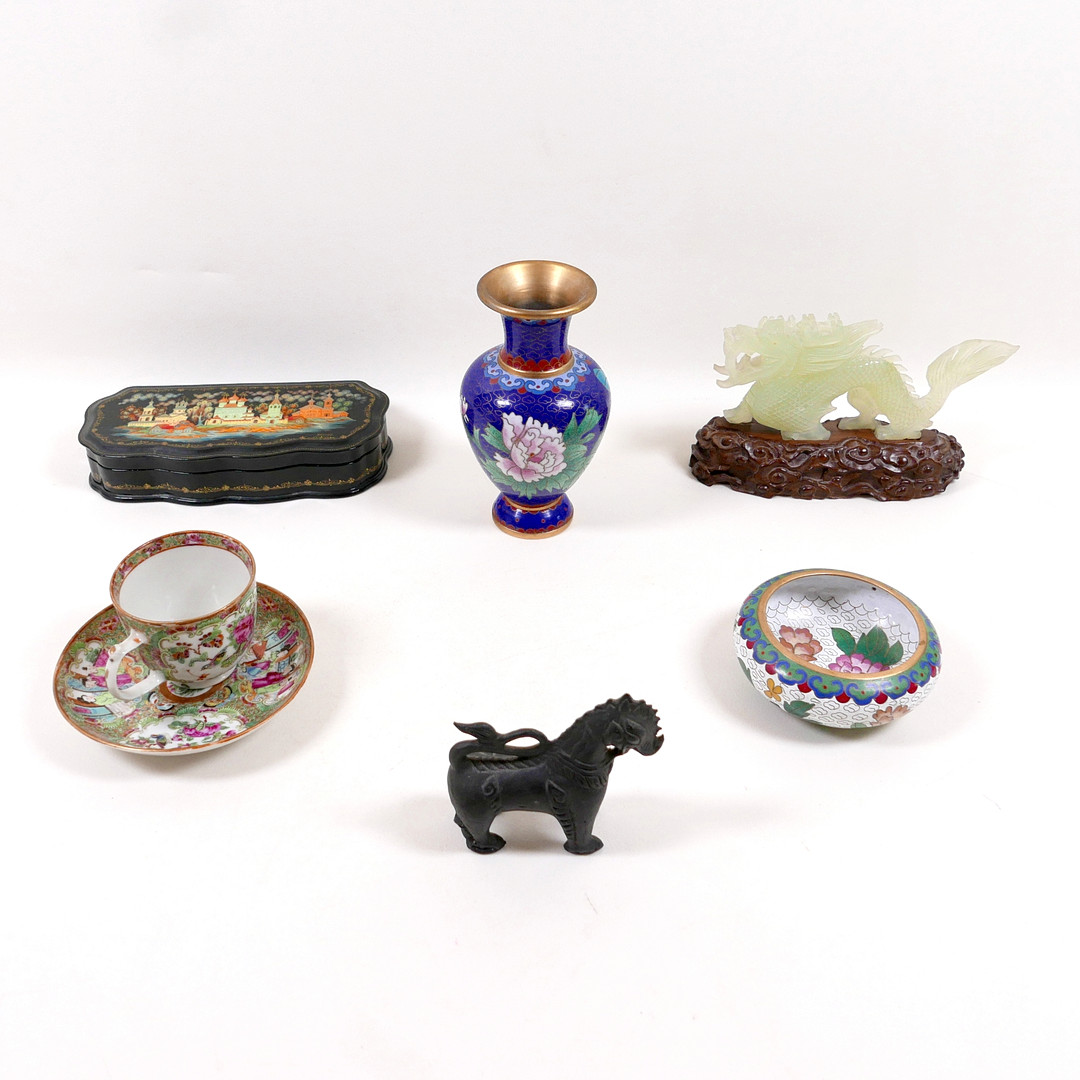 A COLLECTION OF CHINESE ITEMS.
