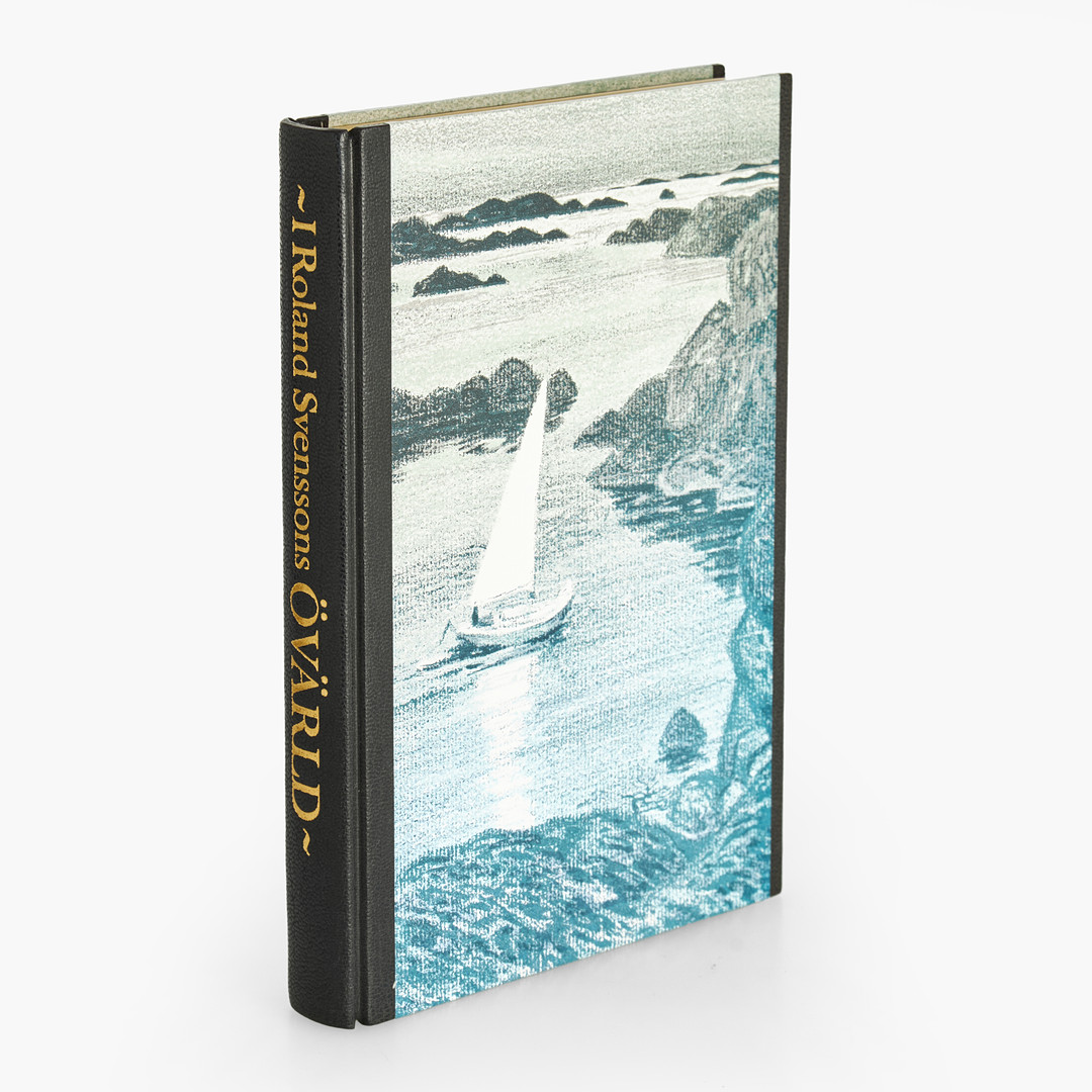 ROLAND SVENSSON (1910-2003), "I Roland Svenssons ÖVÄRLD", bok+litografi, innehållandes litografin "Hembryggan, Tornö-Möja", signerad och numrerad 28/200, färglitografi.