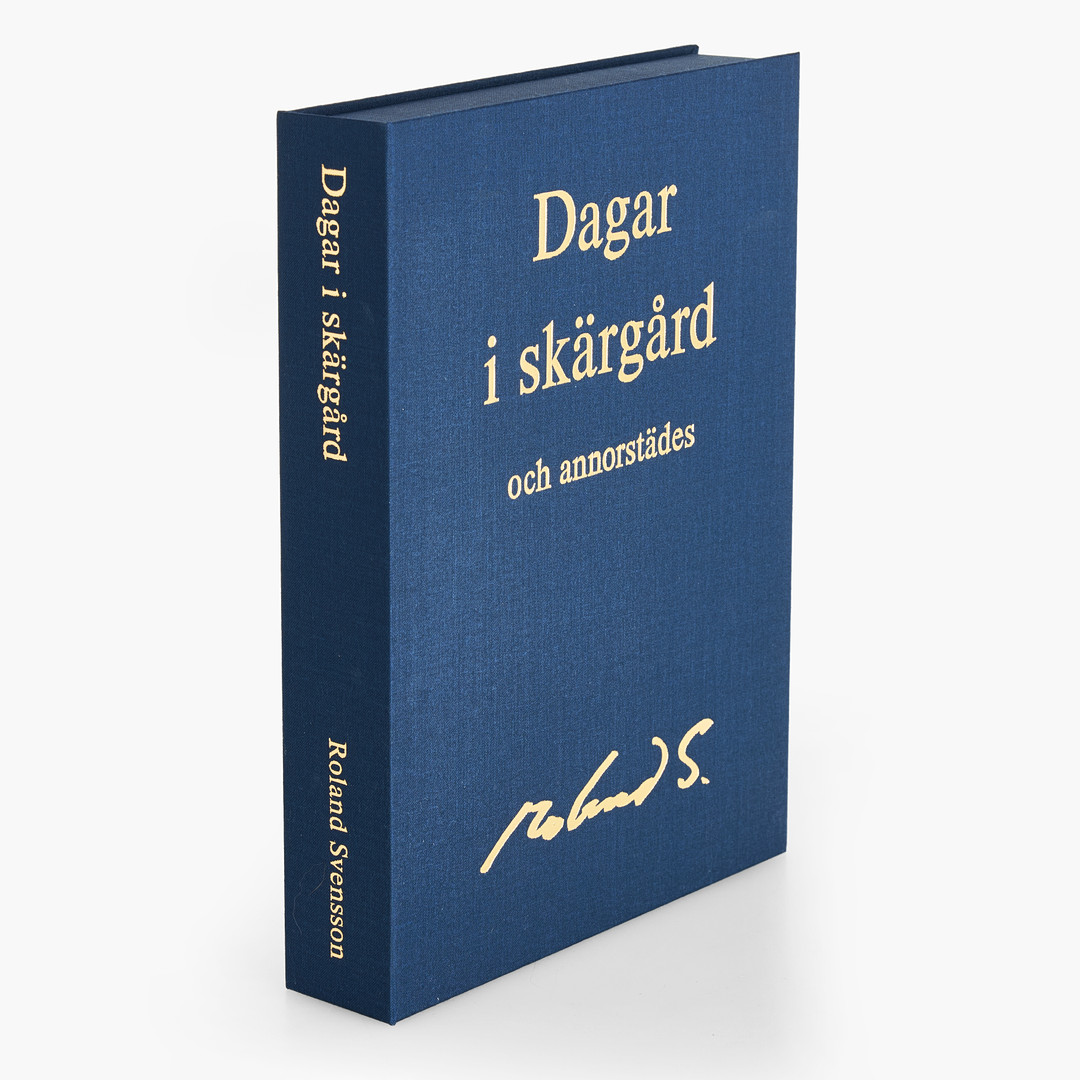ROLAND SVENSSON (1910-2003). "Dagar i skärgård och annorstädes", kassett med fyra färglitografier, signerade roland S. och numrerade 266/400, samt fyra dagböcker i faksimilutgåva, tryckta 1990.