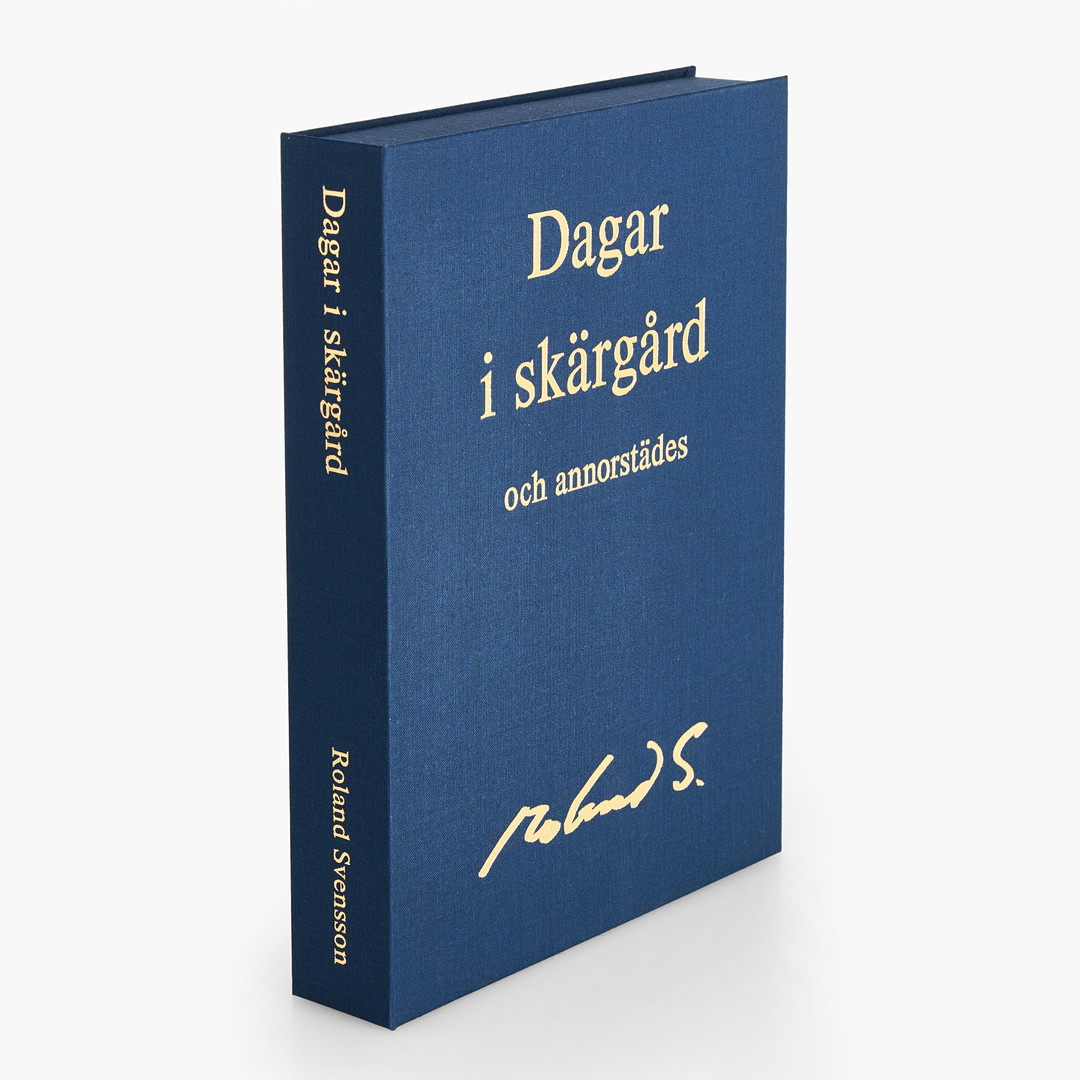 ROLAND SVENSSON (1910-2003). "Dagar i skärgård och annorstädes", kassett med fyra färglitografier, signerade roland S. och numrerade 256/400, samt fyra dagböcker i faksimilutgåva, tryckta 1990.
