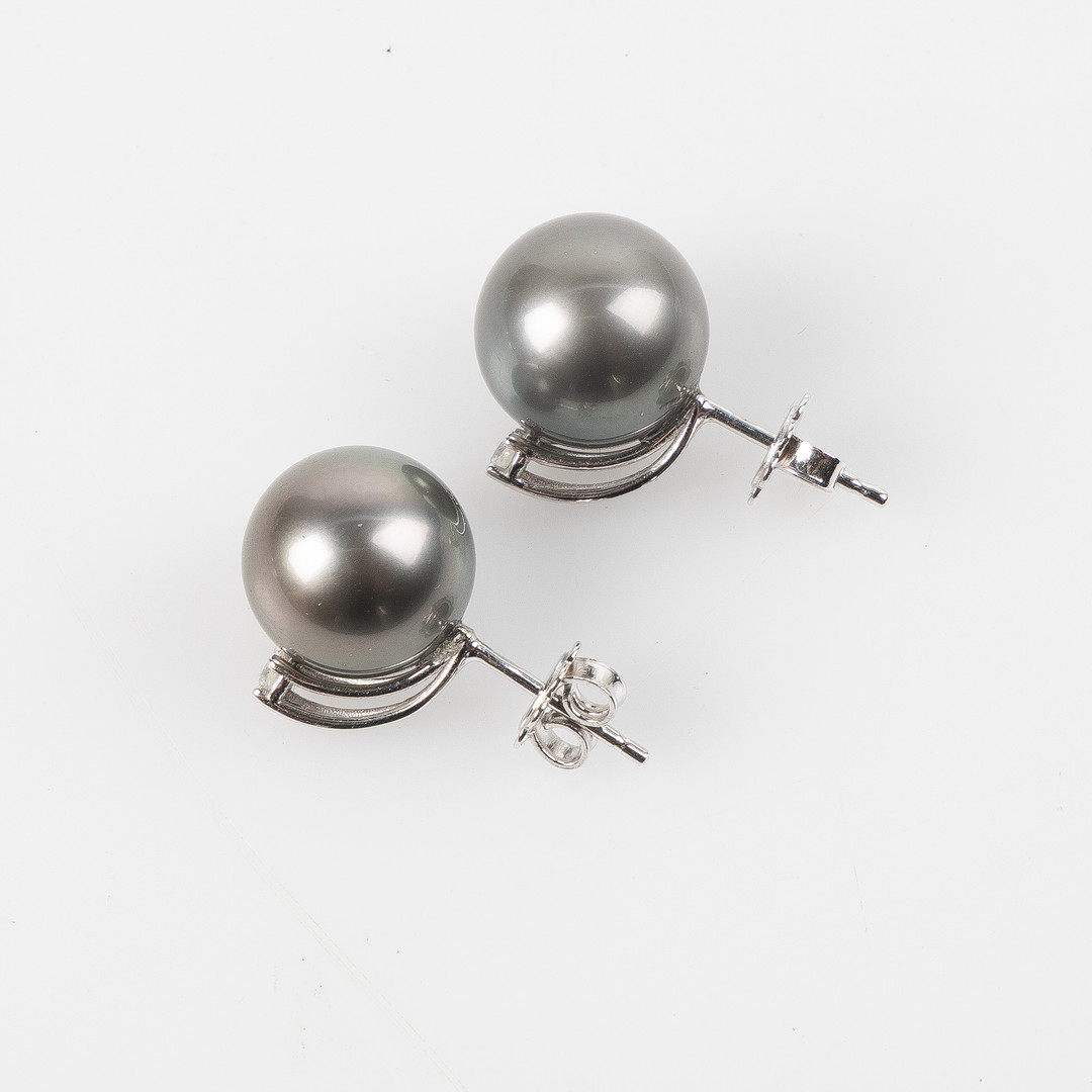 ÖRHÄNGEN, 18K vitguld med briljantslipade diamanter, totalt ca 0.16 ct samt odlade tahitipärlor.