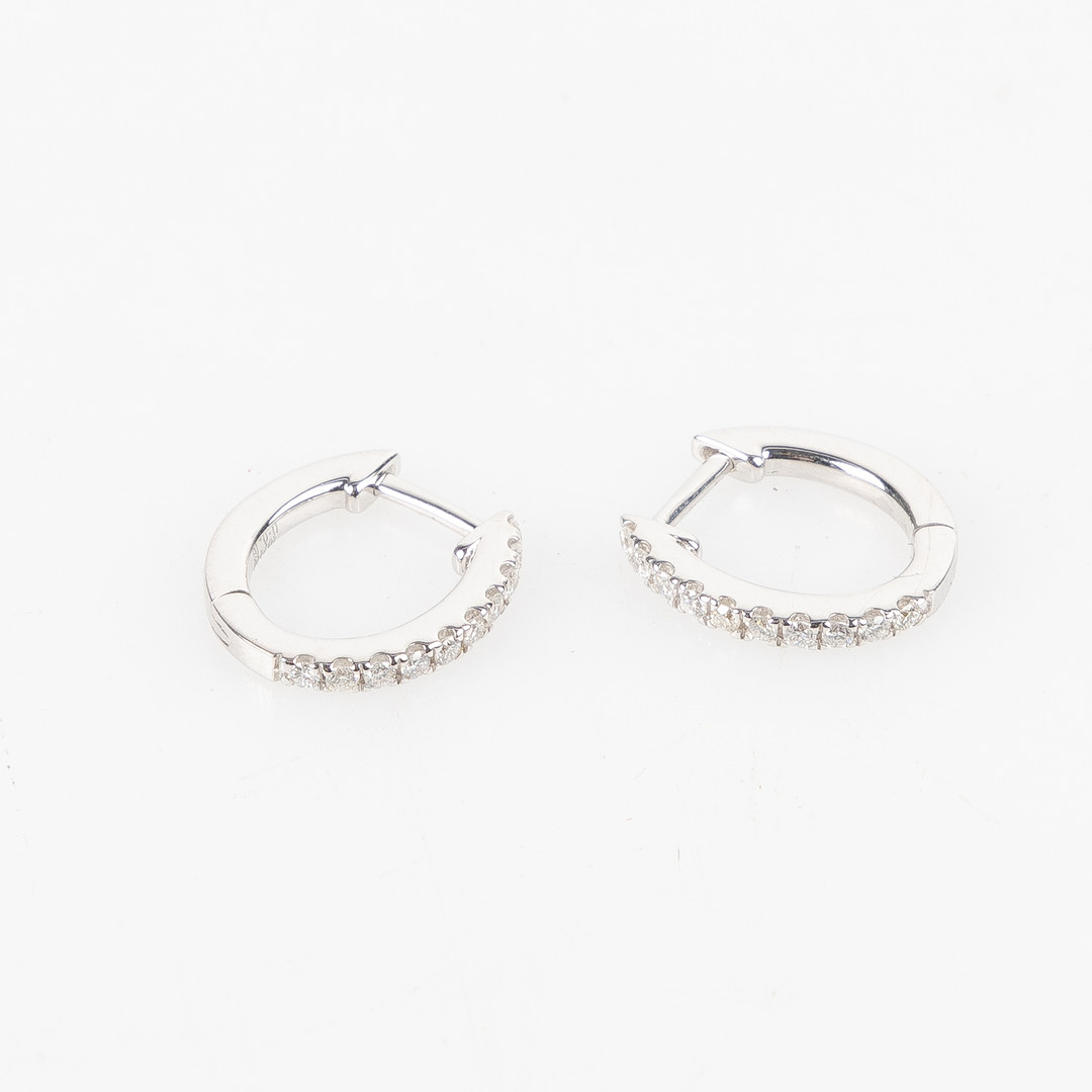 ÖRHÄNGEN, 18K vitguld med briljantslipade diamanter totalt ca 0.15 ct.