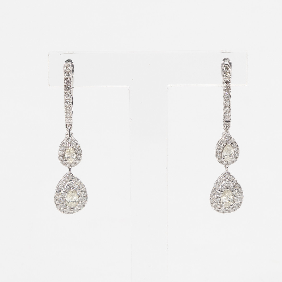 ÖRHÄNGEN, 18K vitguld med briljantslipade diamanter totalt ca 0.99 ct samt droppslipade diamanter totalt ca 0.58 ct.