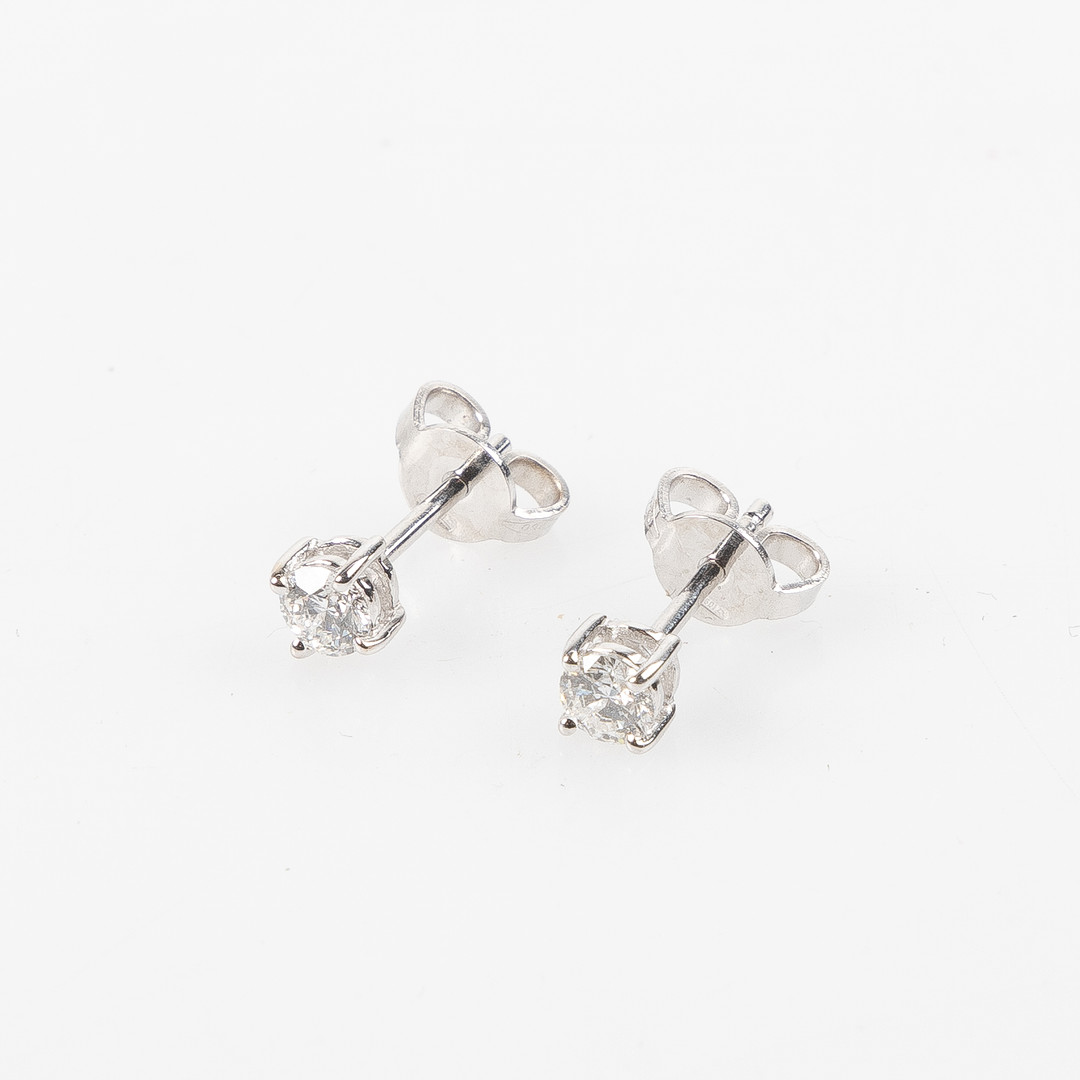 ÖRHÄNGEN, 18K vitguld med briljantslipade diamanter totalt ca 0.39 ct.