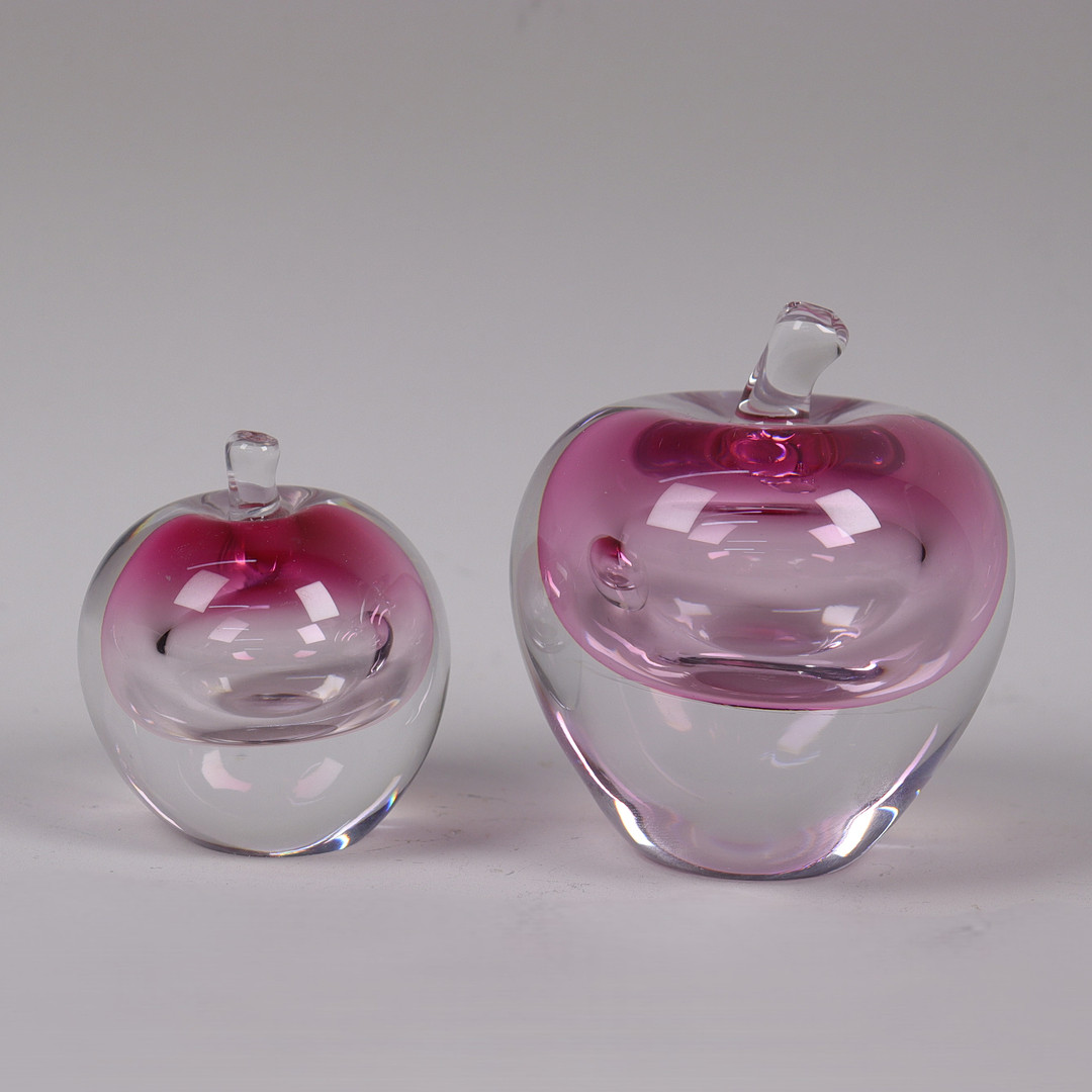 HANNE DREUTLER. jubileumsäpple samt äpple, skulpturer i glas, 2 str.