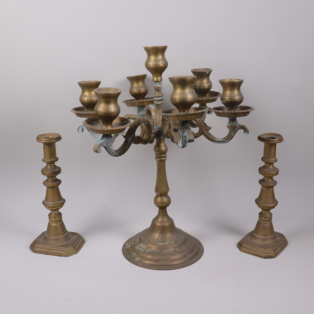 KANDELABER och ljusstakar, mässing, 1800/1900-tal, 3 st.