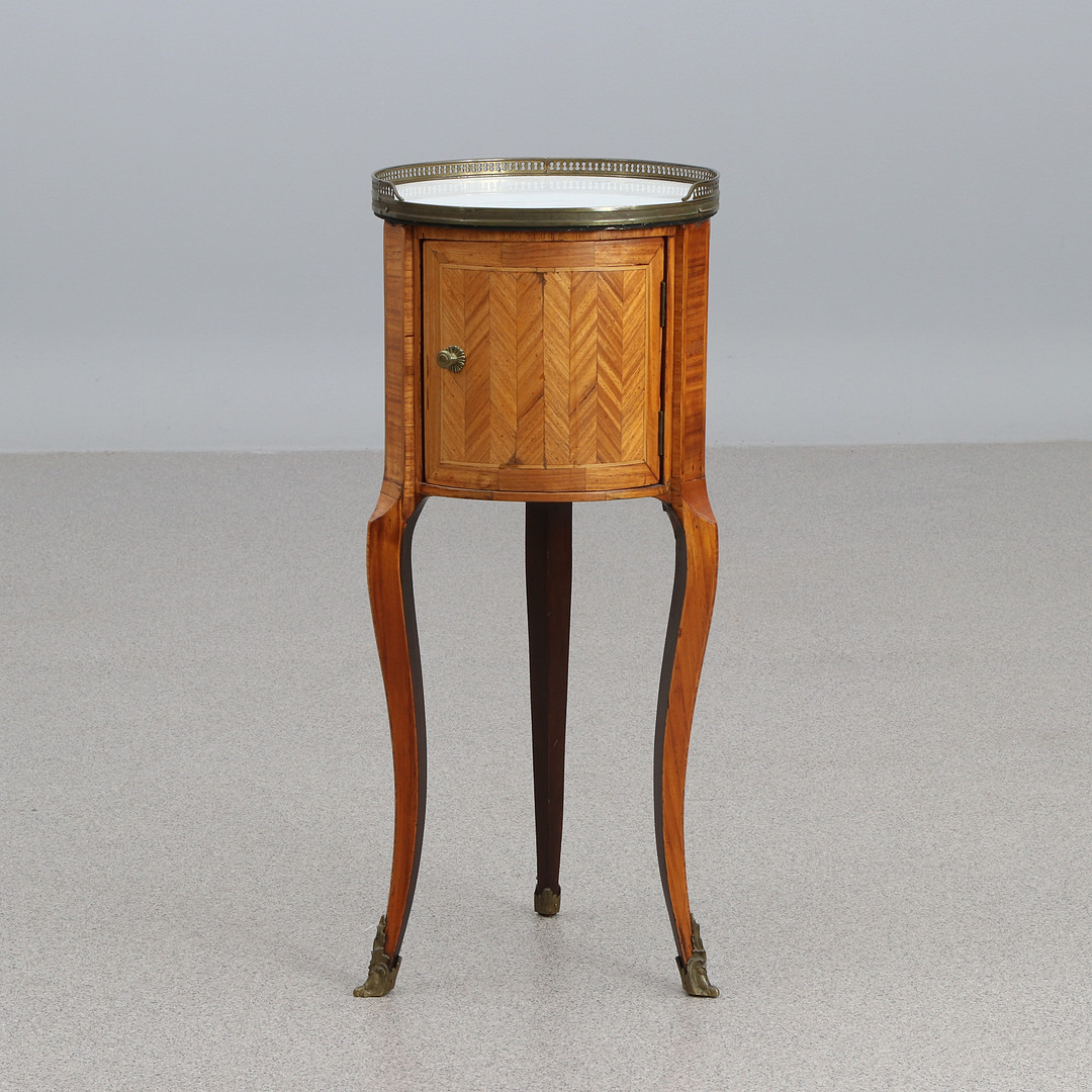 SÄNGBORD. Mahogny med mässingsbeslag och marmorskiva. Louis XVI-stil, 1900-tal.