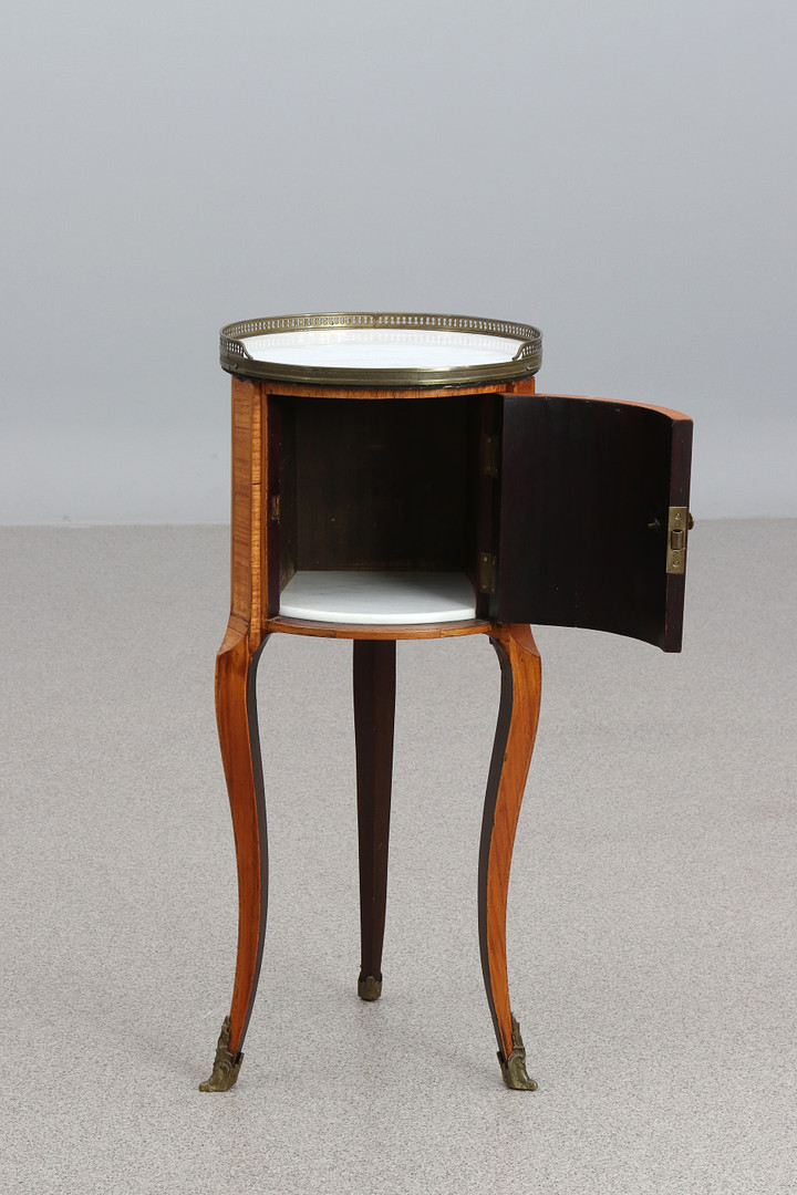 SÄNGBORD. Mahogny med mässingsbeslag och marmorskiva. Louis XVI-stil, 1900-tal.