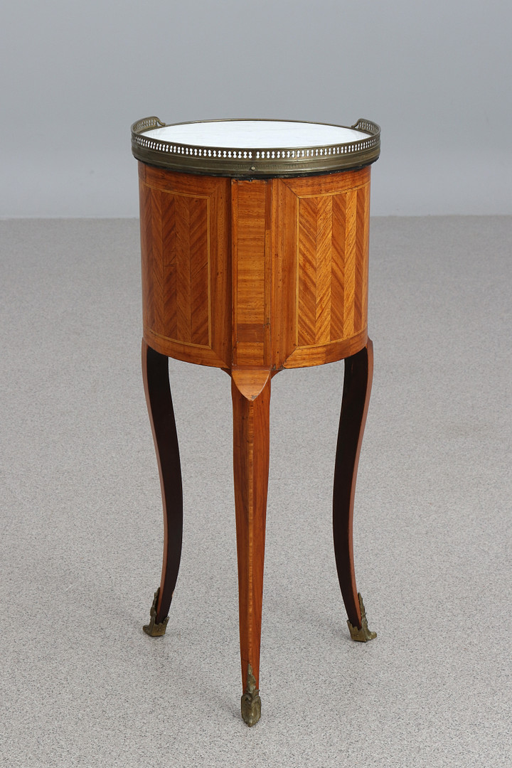 SÄNGBORD. Mahogny med mässingsbeslag och marmorskiva. Louis XVI-stil, 1900-tal.