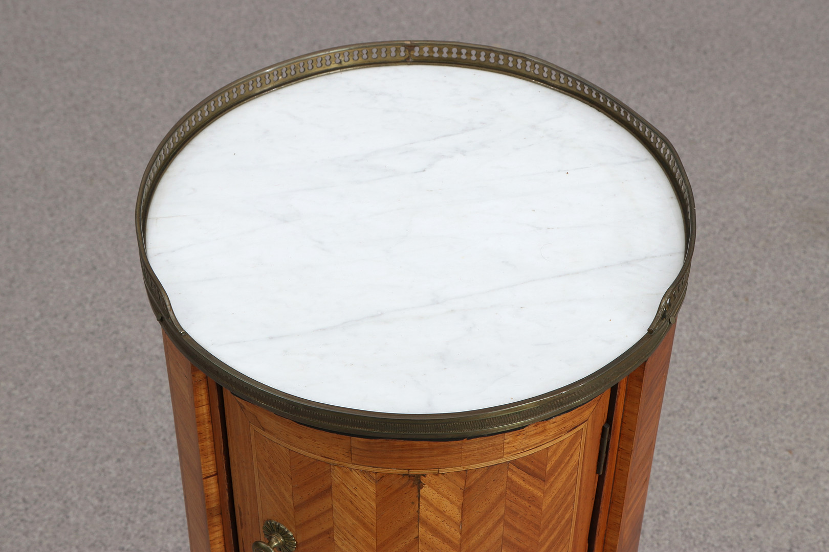 SÄNGBORD. Mahogny med mässingsbeslag och marmorskiva. Louis XVI-stil, 1900-tal.