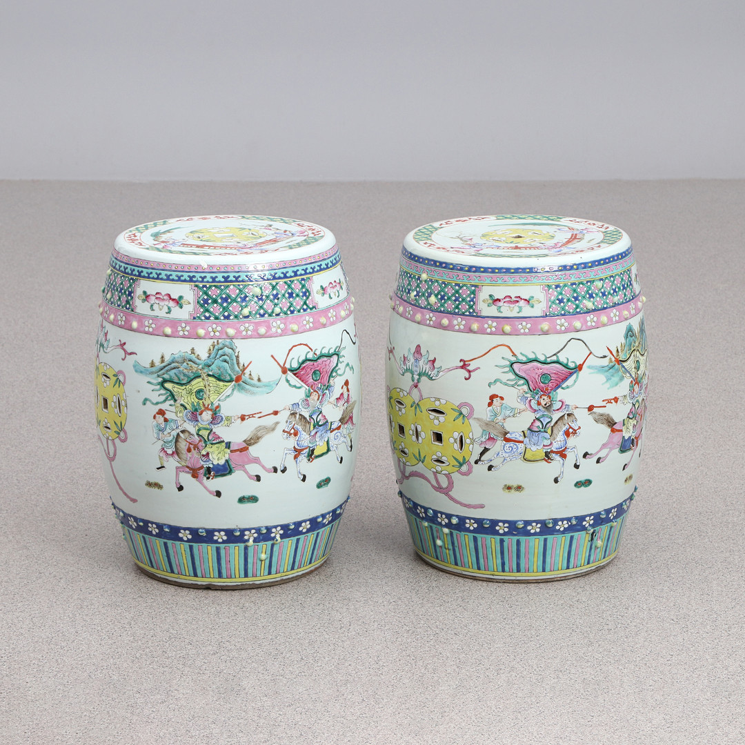 TRÄDGÅRDSPALLAR, ETT PAR. Porslin med polykrom dekor. Kina, 1900-talets början.