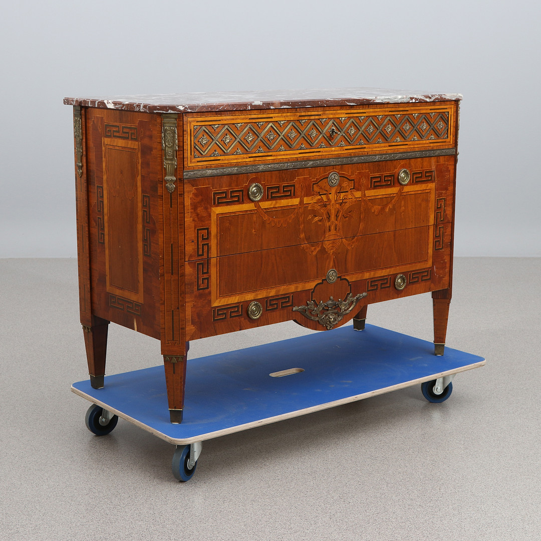 BYRÅ MED MARMORSKIVA. Mahogny och björk med intarsiadekor och förgyllda mässingsbeslag. Gustaviansk stil, 1900-talets mitt.