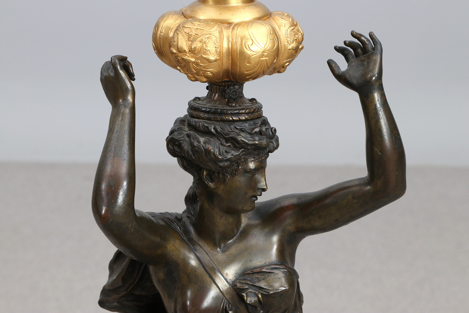 ALBERT-ERNEST CARRIER-BELLEUSE. KANDELABER. Förgylld och patinerad brons på marmorsockel. I form av kvinnofigur. Signerad A. Carrier. 1800-tal, Frankrike.