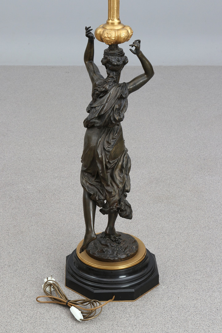 ALBERT-ERNEST CARRIER-BELLEUSE. KANDELABER. Förgylld och patinerad brons på marmorsockel. I form av kvinnofigur. Signerad A. Carrier. 1800-tal, Frankrike.