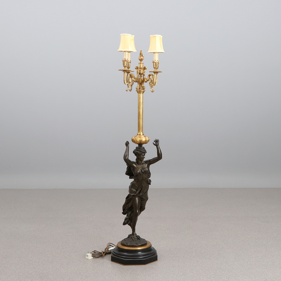 ALBERT-ERNEST CARRIER-BELLEUSE. KANDELABER. Förgylld och patinerad brons på marmorsockel. I form av kvinnofigur. Signerad A. Carrier. 1800-tal, Frankrike.