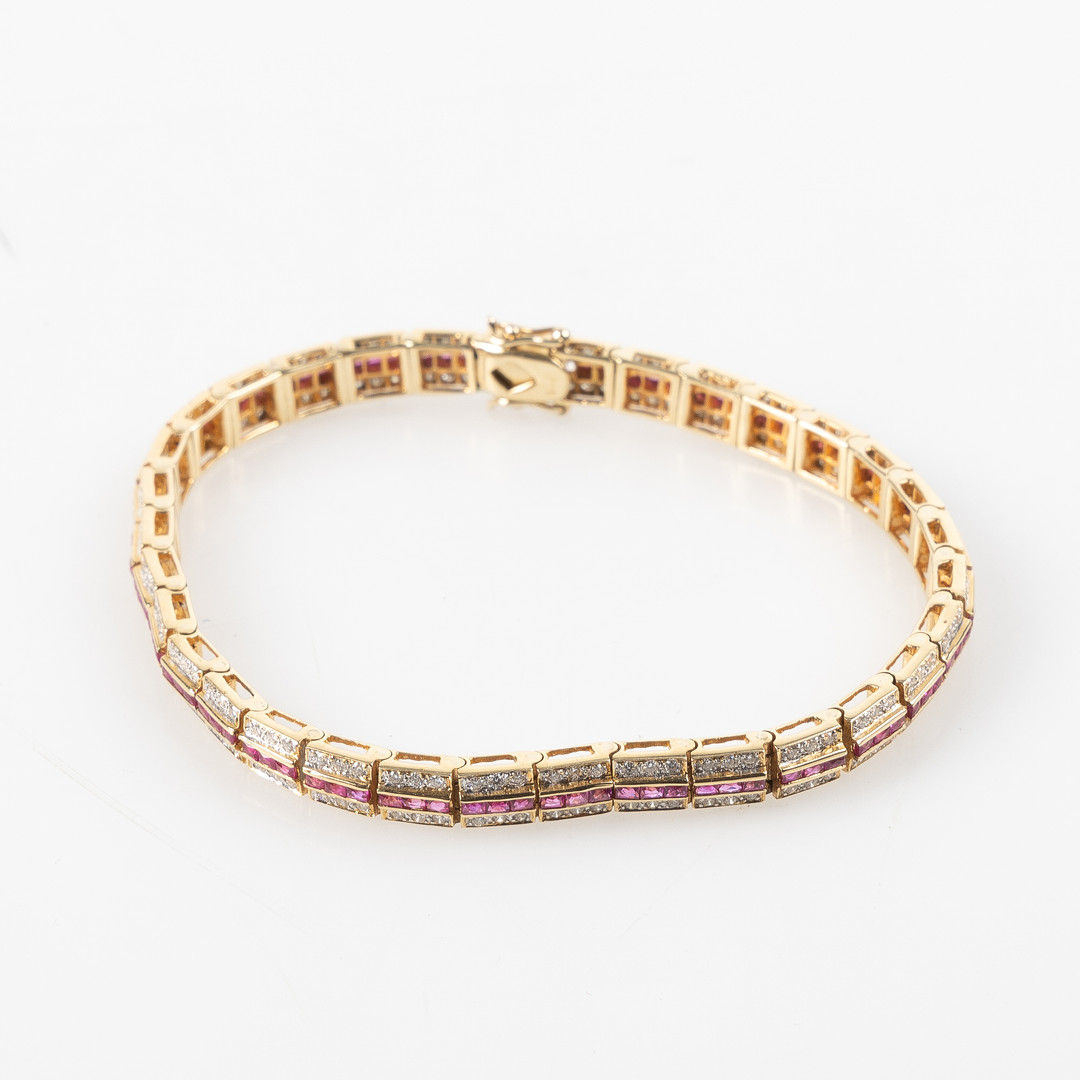 ARMBAND, 14K guld med fasettslipade rubiner, totalt ca 2.70 ct samt briljantslipade diamanter, totalt ca 1.00 ct.