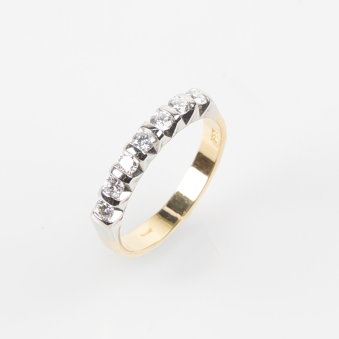 RING, 18K vitguld med briljantslipade diamanter, totalt ca 0.35 ct, Alessandria, Italien.
