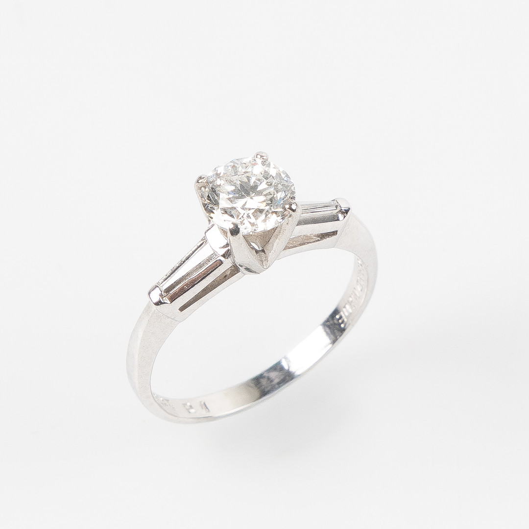 RING, platina med briljantslipad diamant, ca 1.00 ct samt två trapetsslipade diamanter.