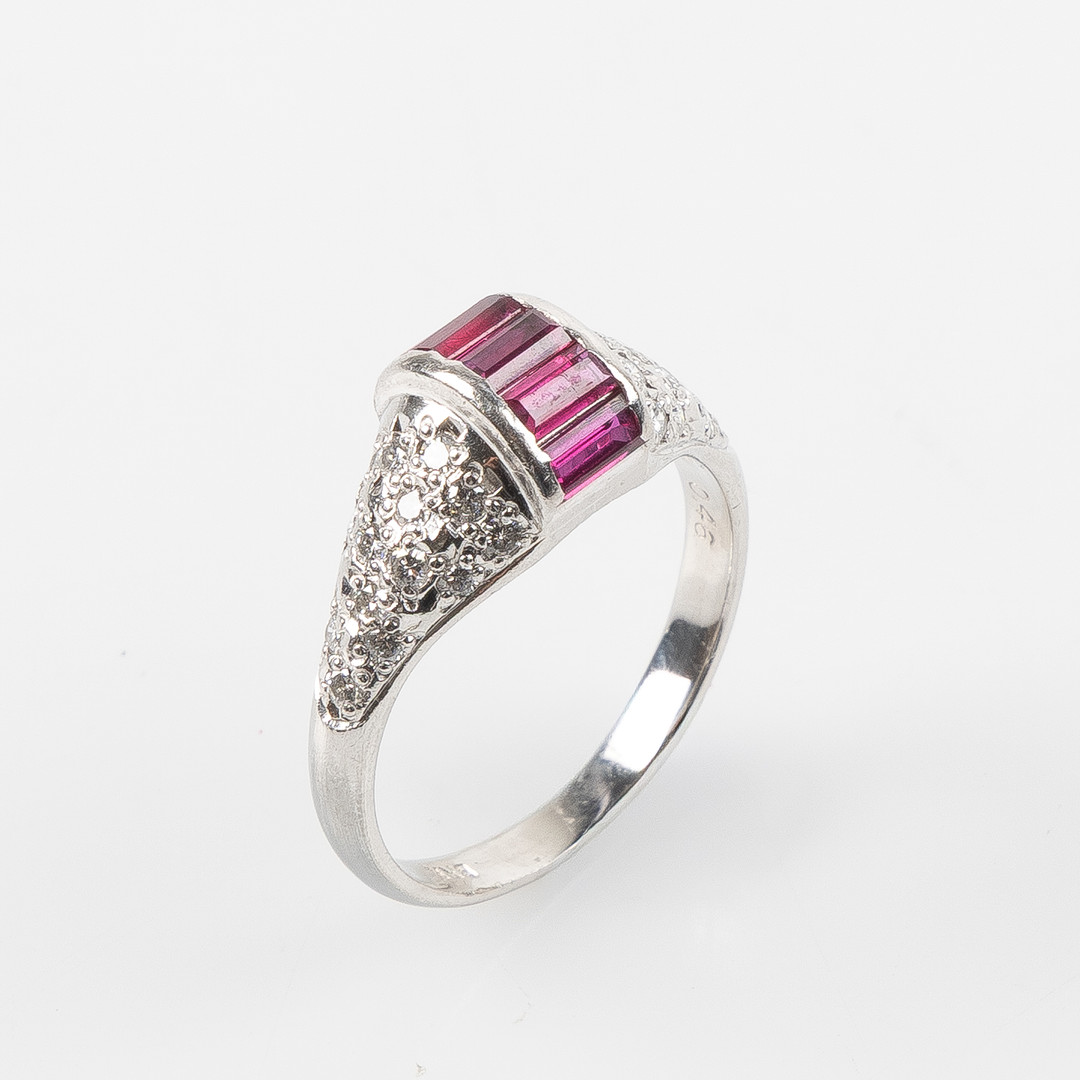 RING, platina med baguetteslipade rubiner, totalt 1.00 ct samt briljantslipade diamanter, totalt 0.46 ct.