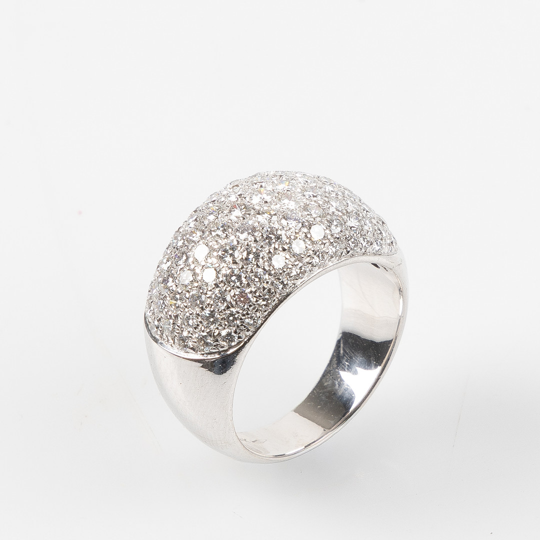 RING, 18K vitguld med briljantslipade diamanter, totalt ca 2.30 ct, Alessandria, Italien.