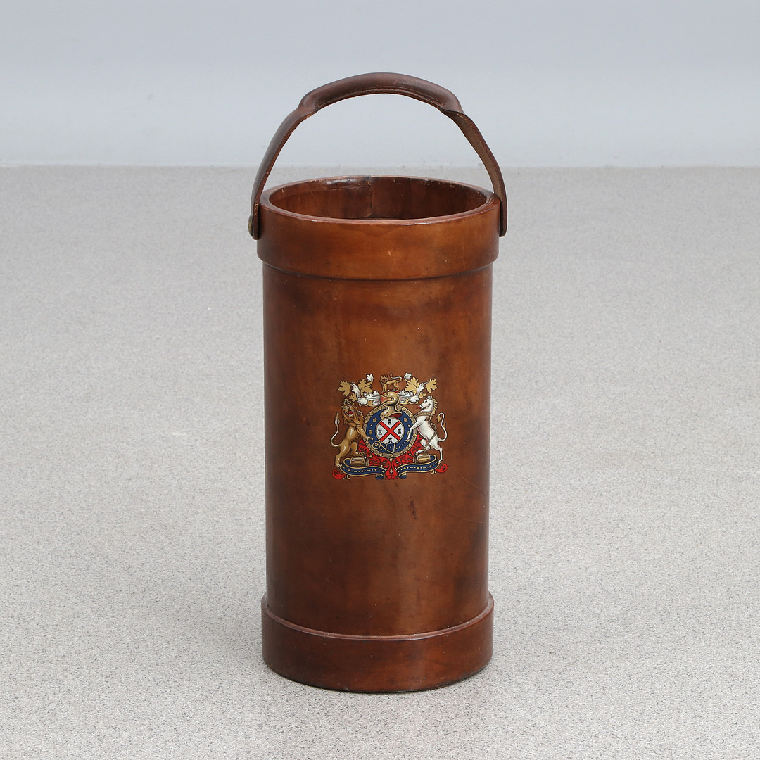 PARAPLYSTÄLL. Läderklätt, i form av kruthink. England, 1900-tal.