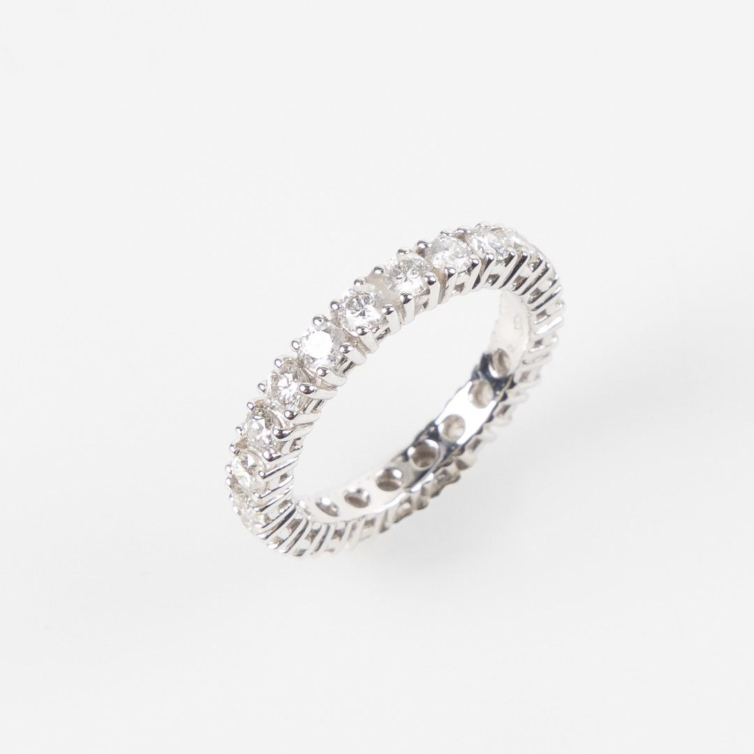 RING, 18K vitguld med briljantslipade diamanter, totalt 1.76 ct.