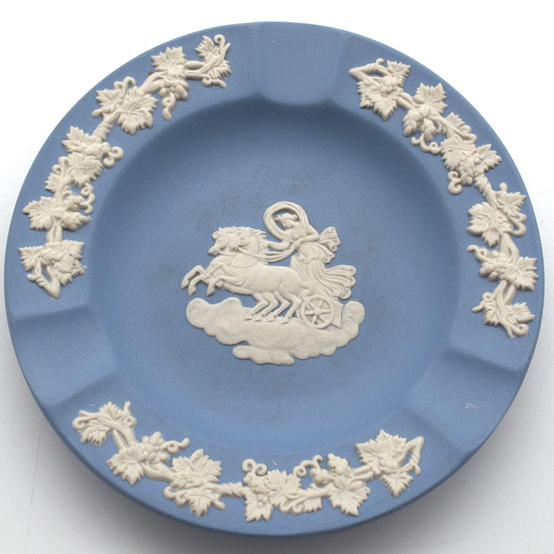 WEDGWOOD. JASPERWARE KERAMIK-SCHALE BLAU MIT RELIEFDEKOR.