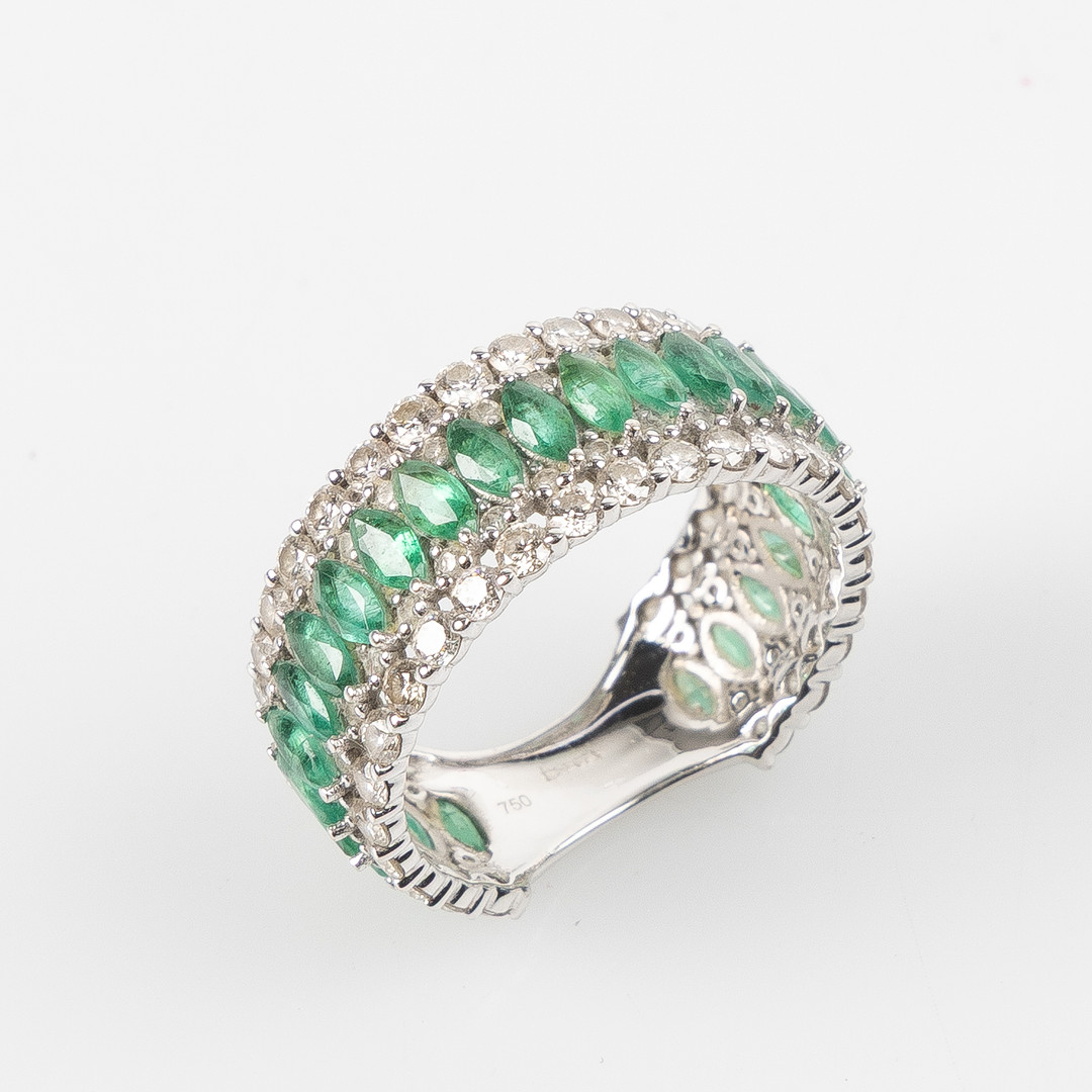 RING, 18K vitguld med navetteslipade smaragder totalt ca 1.85 ct samt briljantslipade diamanter, totalt ca 1.48 ct.