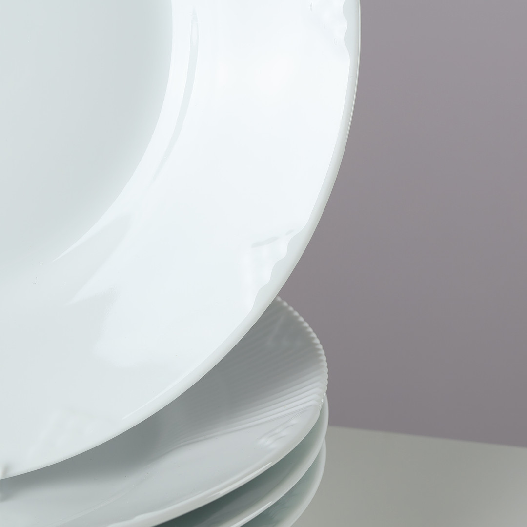 LOUISE CAMPBELL (F. 1970). Sæt på 12 tallerkener af porcelæn, "Hvid Elements", modelnr. 625, Royal Copenhagen, Danmark, formgivet 2008, (12).