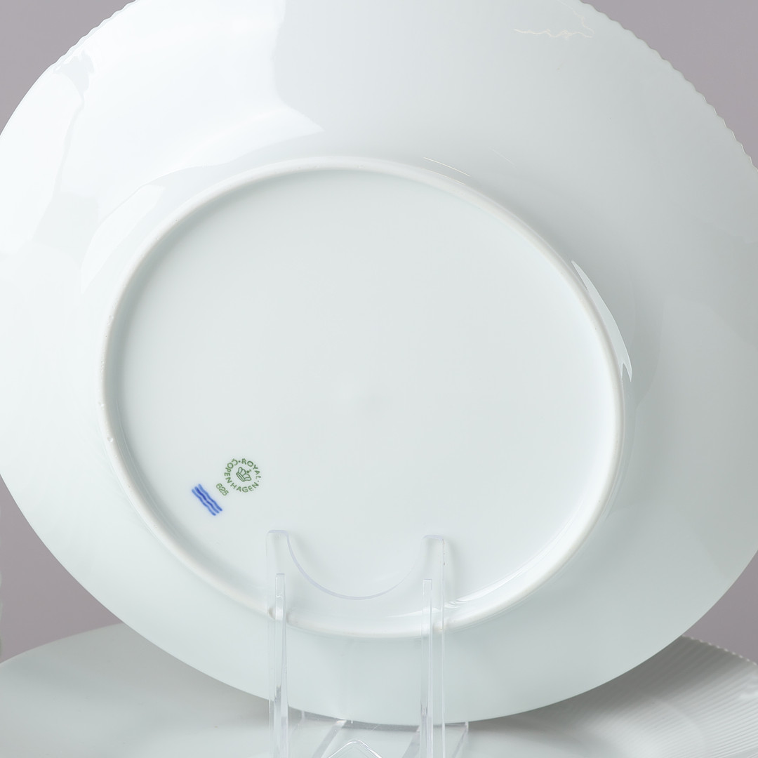 LOUISE CAMPBELL (F. 1970). Sæt på 12 tallerkener af porcelæn, "Hvid Elements", modelnr. 625, Royal Copenhagen, Danmark, formgivet 2008, (12).