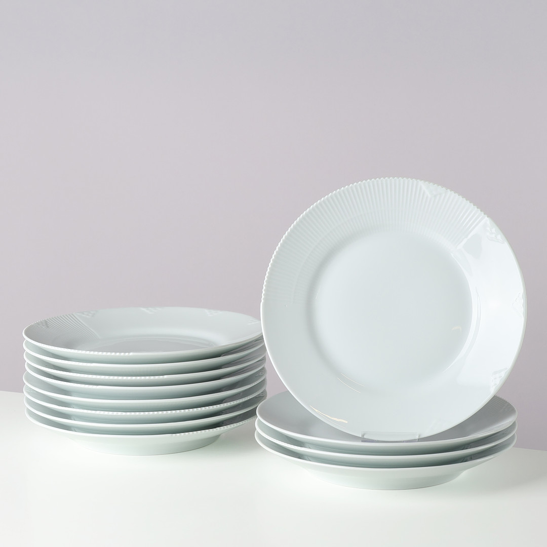 LOUISE CAMPBELL (F. 1970). Sæt på 12 tallerkener af porcelæn, "Hvid Elements", modelnr. 625, Royal Copenhagen, Danmark, formgivet 2008, (12).