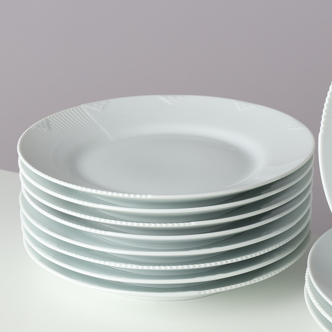 LOUISE CAMPBELL (F. 1970). Sæt på 12 tallerkener af porcelæn, "Hvid Elements", modelnr. 625, Royal Copenhagen, Danmark, formgivet 2008, (12).