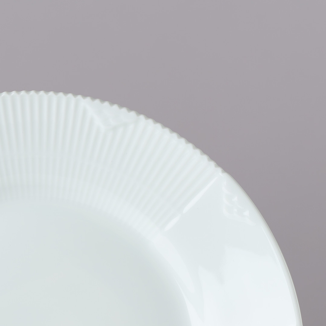 LOUISE CAMPBELL (F. 1970). Sæt på 12 tallerkener af porcelæn, "Hvid Elements", modelnr. 625, Royal Copenhagen, Danmark, formgivet 2008, (12).