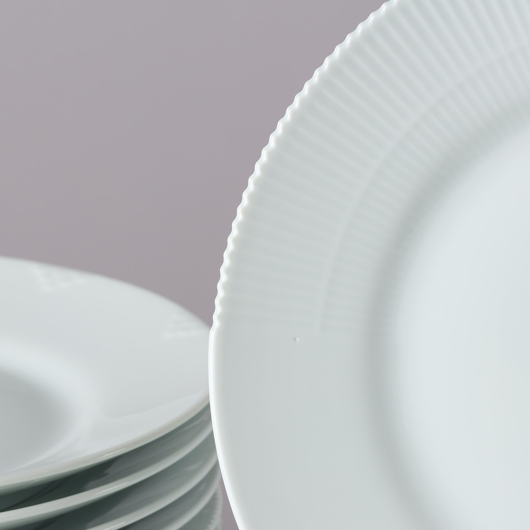 LOUISE CAMPBELL (F. 1970). Sæt på 12 tallerkener af porcelæn, "Hvid Elements", modelnr. 625, Royal Copenhagen, Danmark, formgivet 2008, (12).