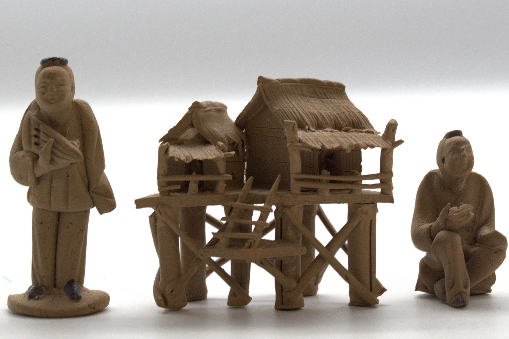 SET AUS DREI CHINESISCHEN MINIATURFIGUREN，HANDGEFERTIGTE VOLKSKUNST, UM 1970, CHINA.