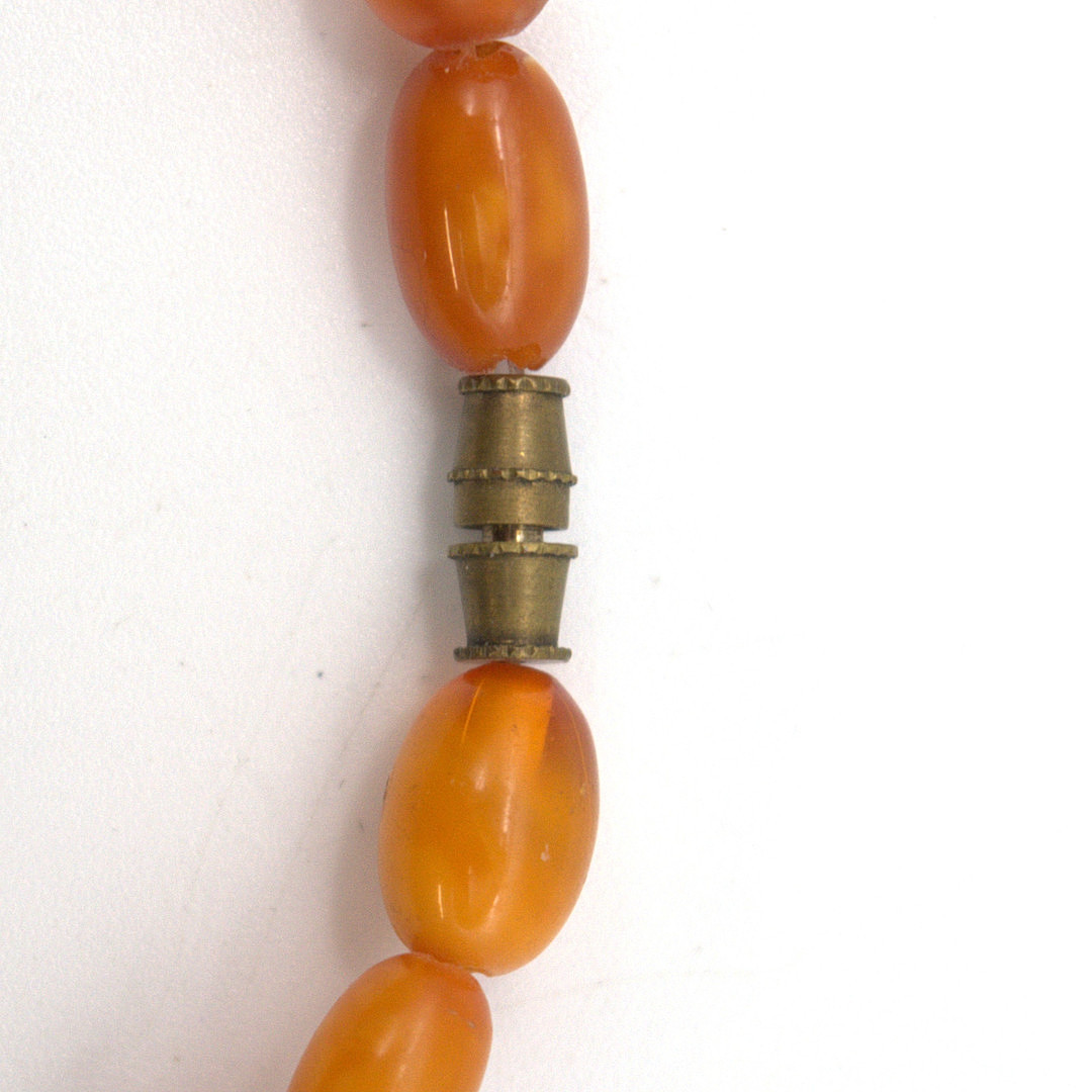 ANTIKE BUTTERSCOTCH BERNSTEIN HALSKETTE OLIVEN UND KUGEL FORM, KÖNIGSBERG UM 1930 CA. 38 CM.