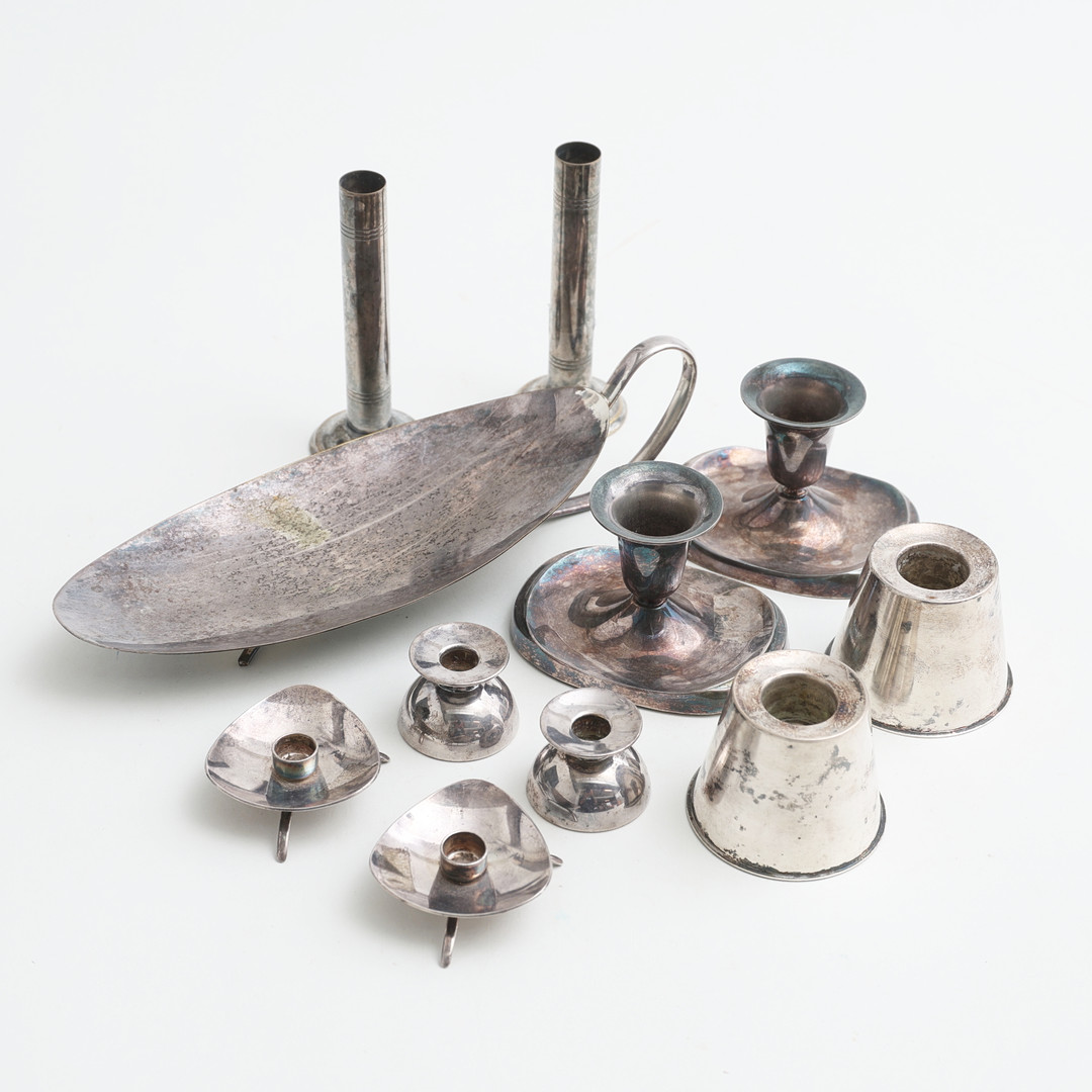 LJUSSTAKAR, VASER samt FAT, 11 delar, nysilver/vitmetall, bla Cohr, Danmark, 1900-tal.