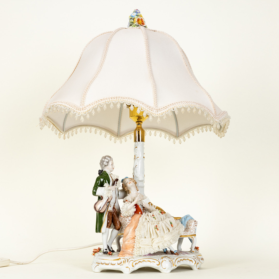 Tischlampe mit galanter Figurengruppe im Stil des Rokoko, Unterweissbach, Thüringen, 1958-1976.
