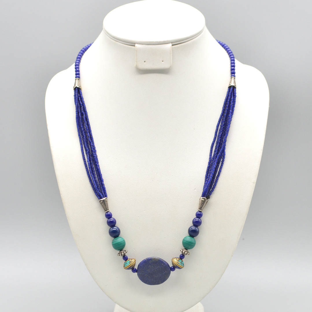 TIBETANISCHES EDELSTEINCOLLIER, LAPISLAZULI-, MESSING- UND GLASPERLEN, NEUSILBER-ELEMENTEN, 20. JAHRHUNDERT.
