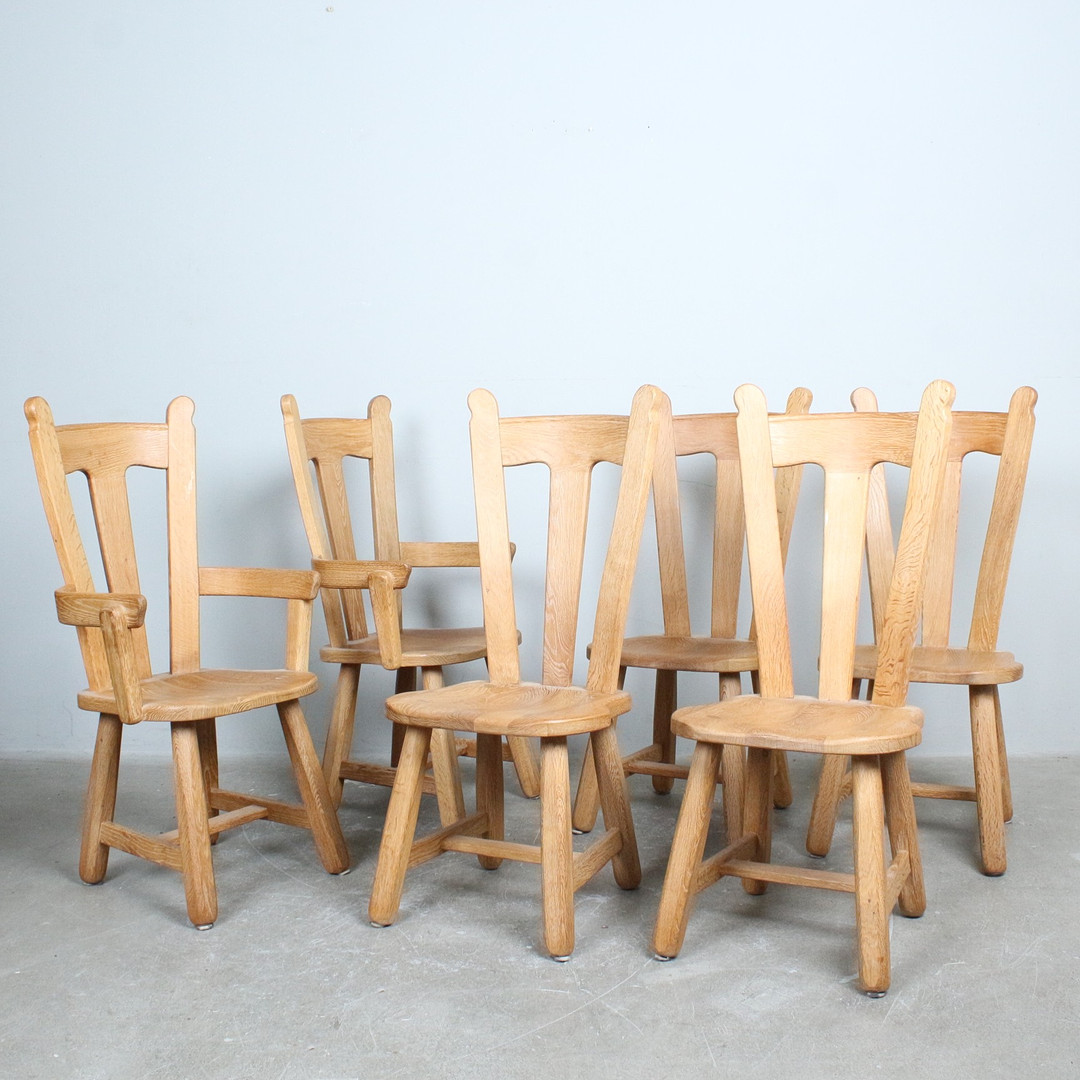 DE PUYDT. Set von 6 Brutalistischen Esszimmerstühlen aus Eichenholz der 1970er Jahre, Belgien.