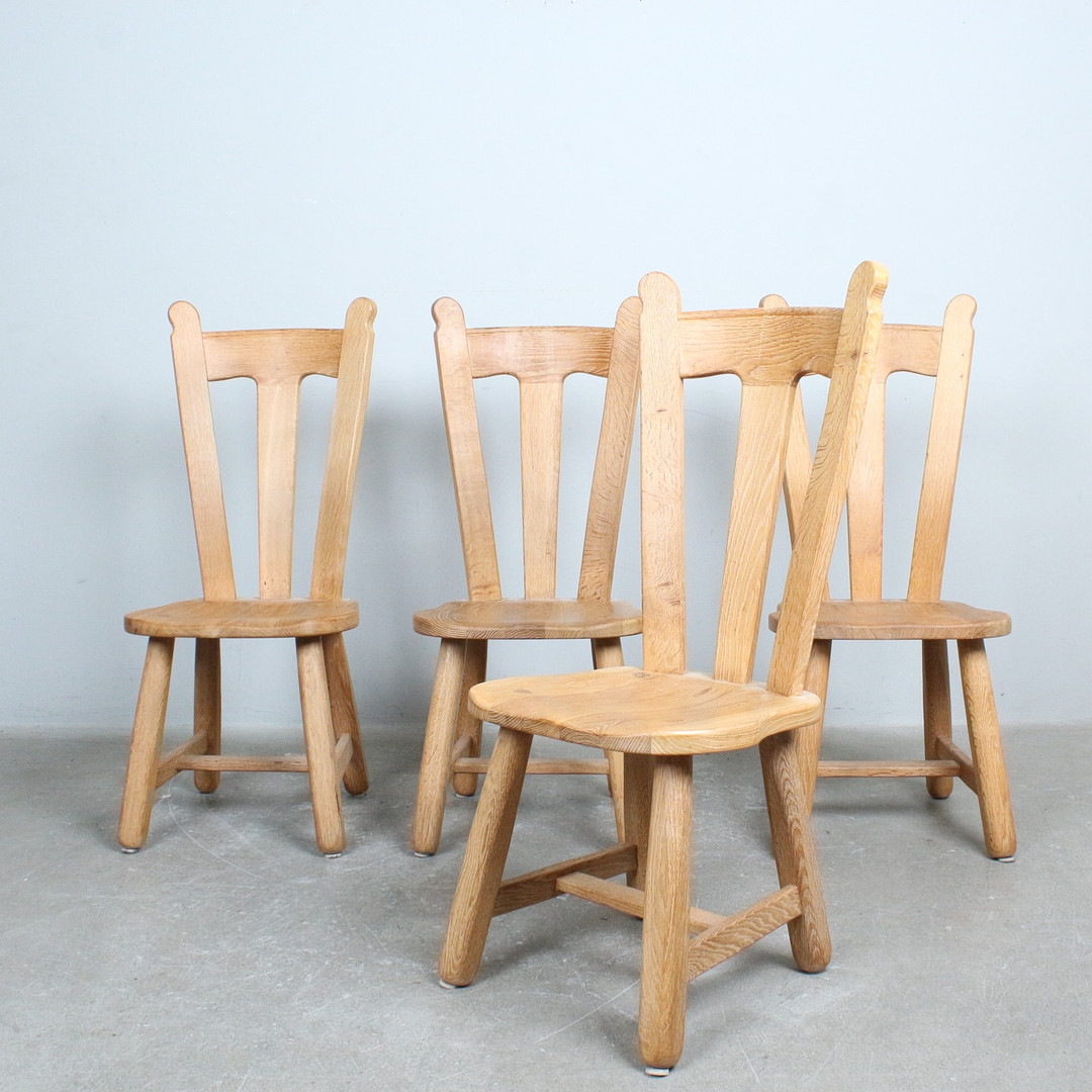DE PUYDT. Set von 4 Brutalistischen Esszimmerstühlen aus Eichenholz der 1970er Jahre, Belgien.