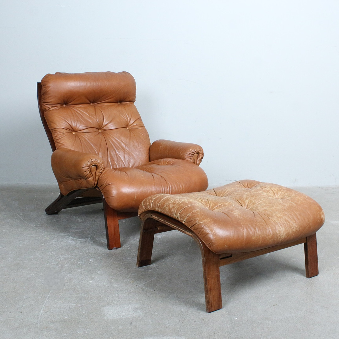 ELSA SOLHEIM & NORDAHL SOLHEIM. für Rybo Rykken, Armlehnsessel mit Ottomane, Leder, cognac, Norwegen, 1970er.