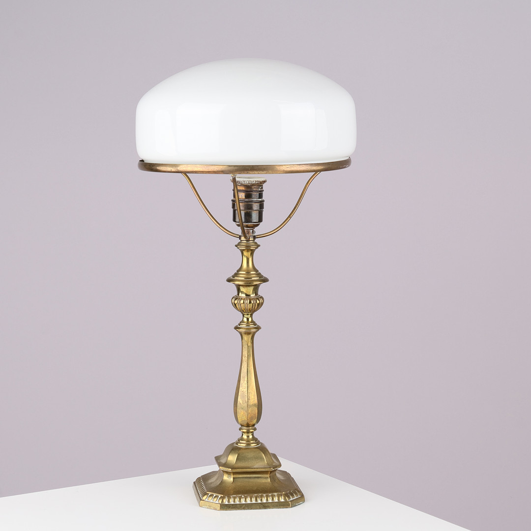Art Nouveau bordlampe af messing, skærm af opalglas, europæisk lampeproducent, 1900 tallets begyndelse.
