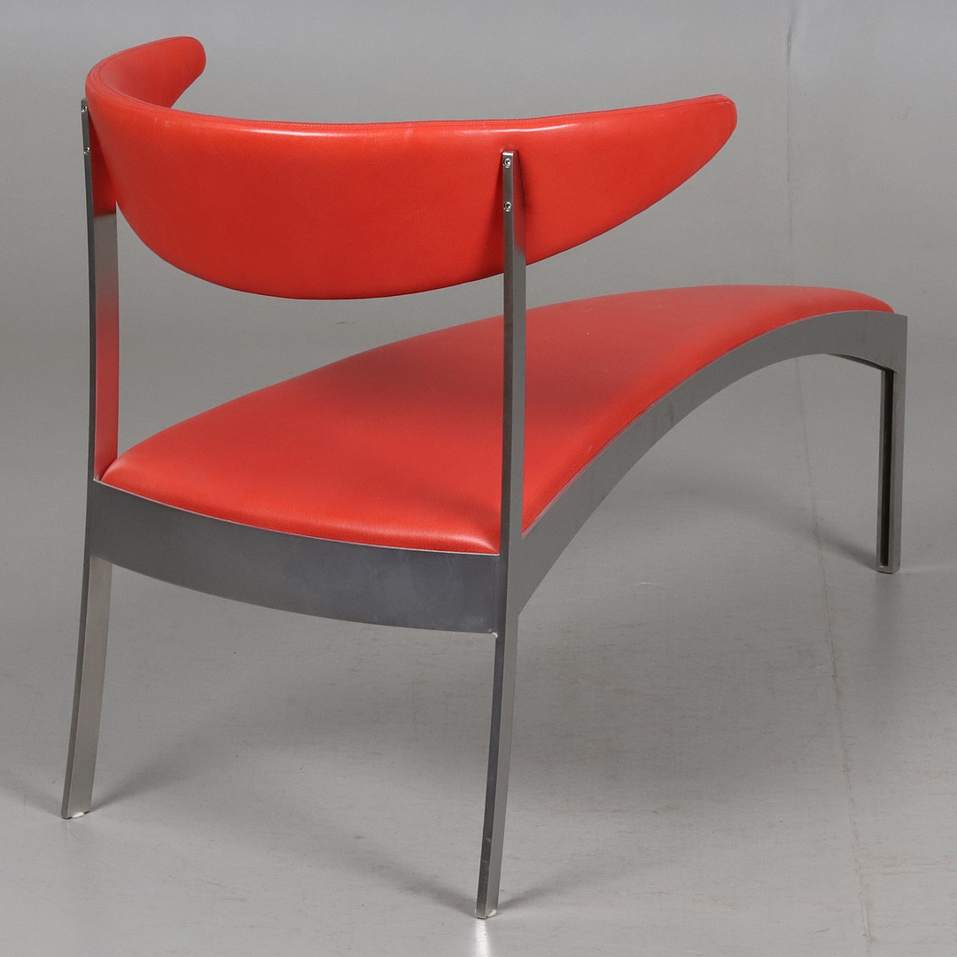 UFFE NØRTOFT. SCHÄSLONG. Ett par. Kromad stomme, sits och rygg i rött läder, "Reflect", Reflectteam, 2000-tal.