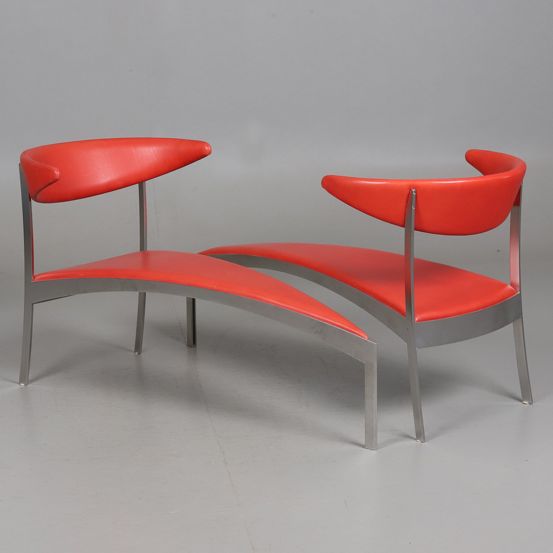 UFFE NØRTOFT. SCHÄSLONG. Ett par. Kromad stomme, sits och rygg i rött läder, "Reflect", Reflectteam, 2000-tal.