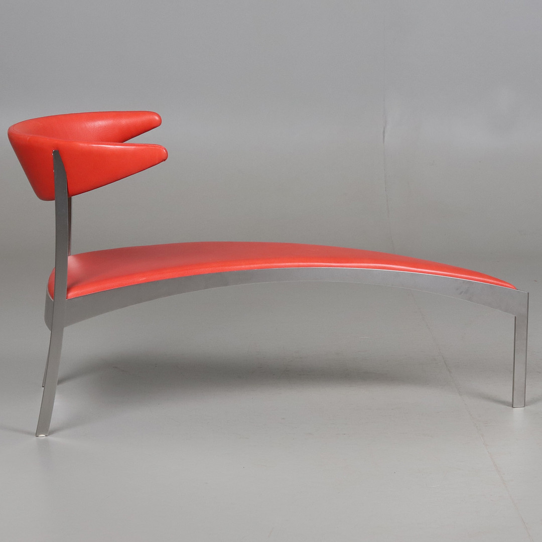 UFFE NØRTOFT. SCHÄSLONG. Ett par. Kromad stomme, sits och rygg i rött läder, "Reflect", Reflectteam, 2000-tal.